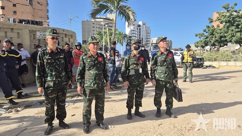 Vietnamese team conducts a field survey in La Guaira to assess the situation and prepare for the deployment of personnel and equipment for search-and-rescue operations. (Photo: qdnd.vn)