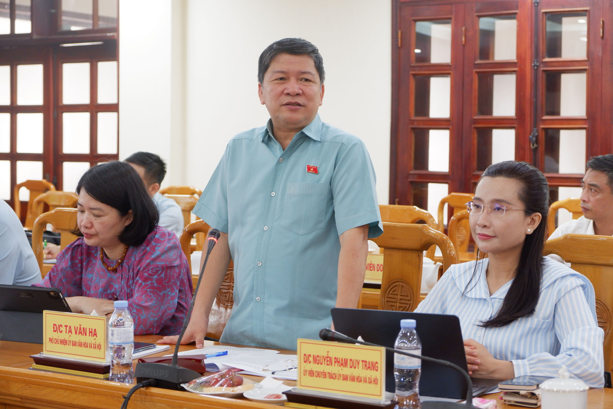 Phó Chủ nhiệm Ủy ban Văn hóa và Xã hội Tạ Văn Hạ