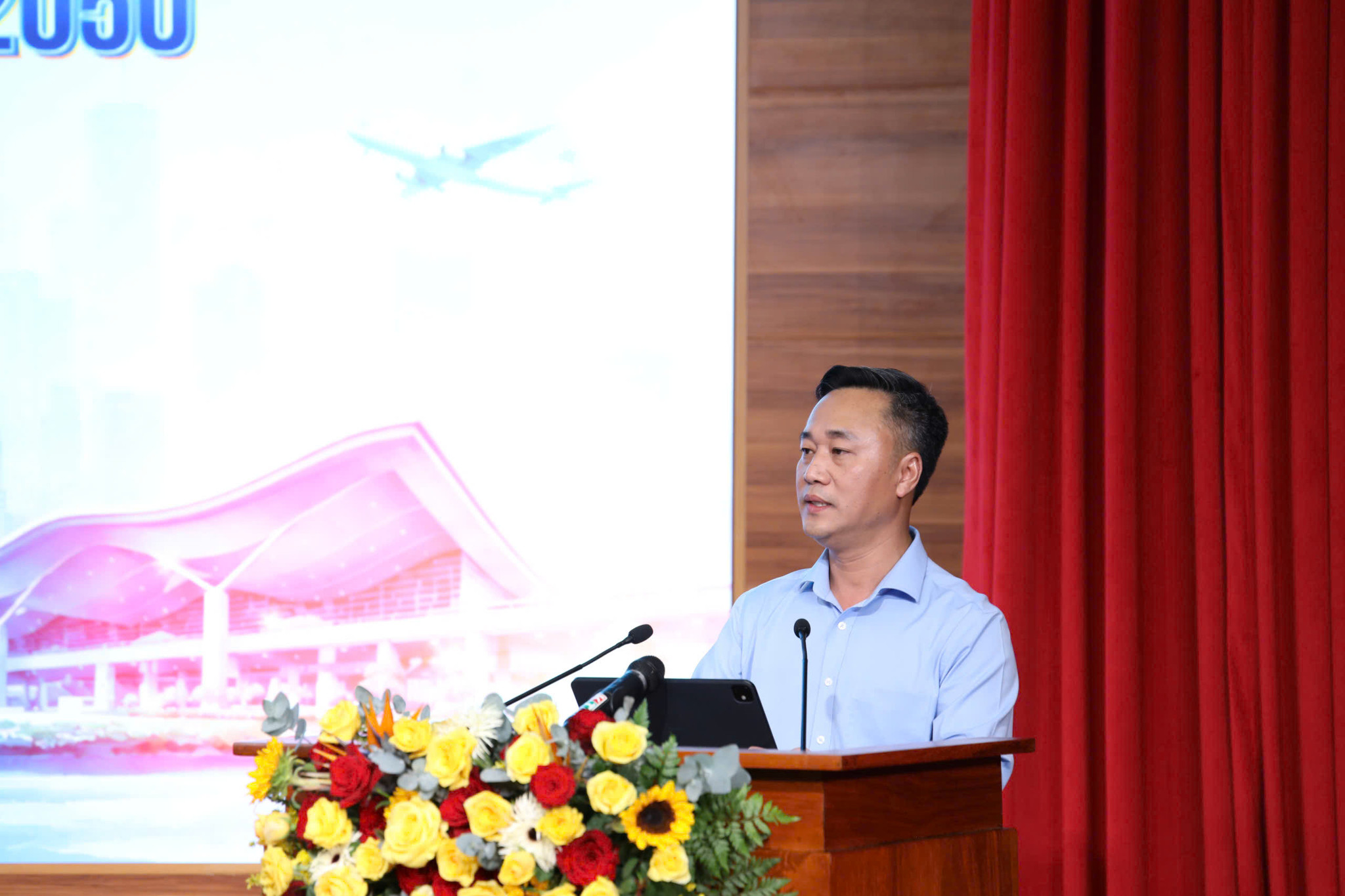 Chủ tịch UBND tỉnh Nguyễn Việt Hùng phát biểu tại hội nghị.