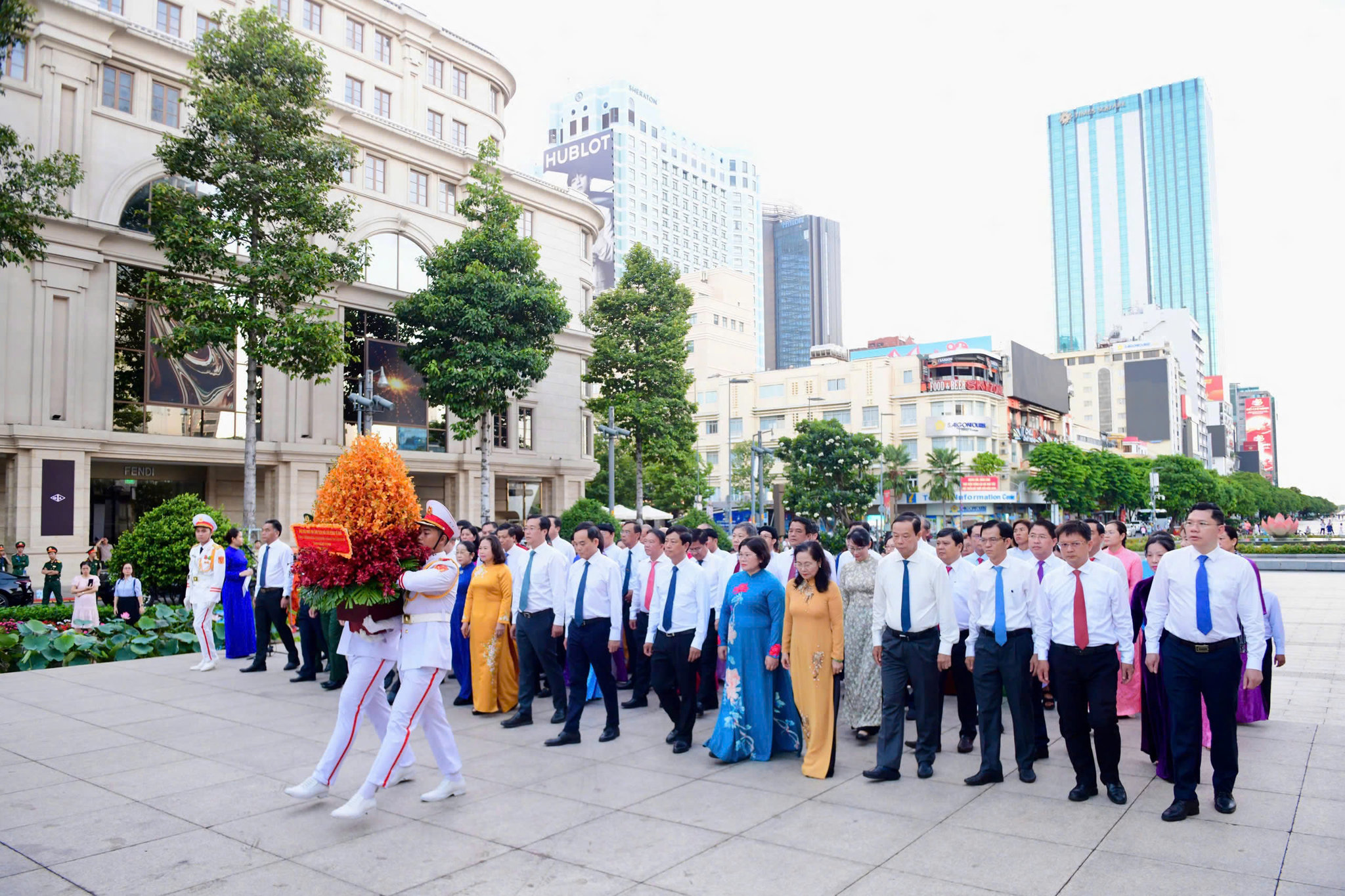 Đoàn lãnh đạo TP. Hồ Chí Minh dâng hoa tưởng nhớ Chủ tịch Hồ Chí Minh