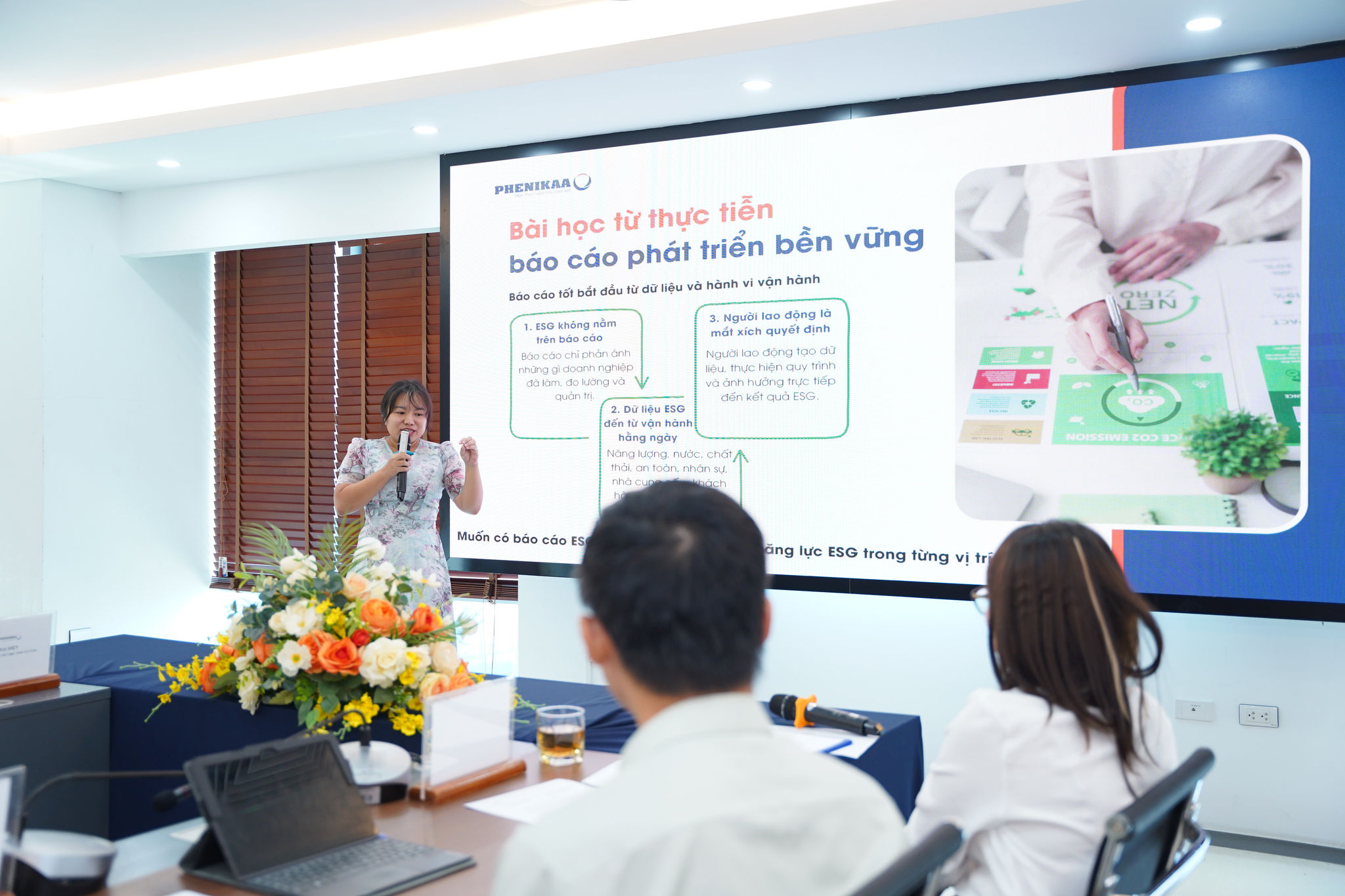 Bà Nguyễn Thị Thúy An - Phó Giám đốc Ban ESG Tập đoàn Phenikaa, trình bày tham luận về vấn đề _Vai trò của tư duy ESG đối với người lao động trong bối cảnh mới_