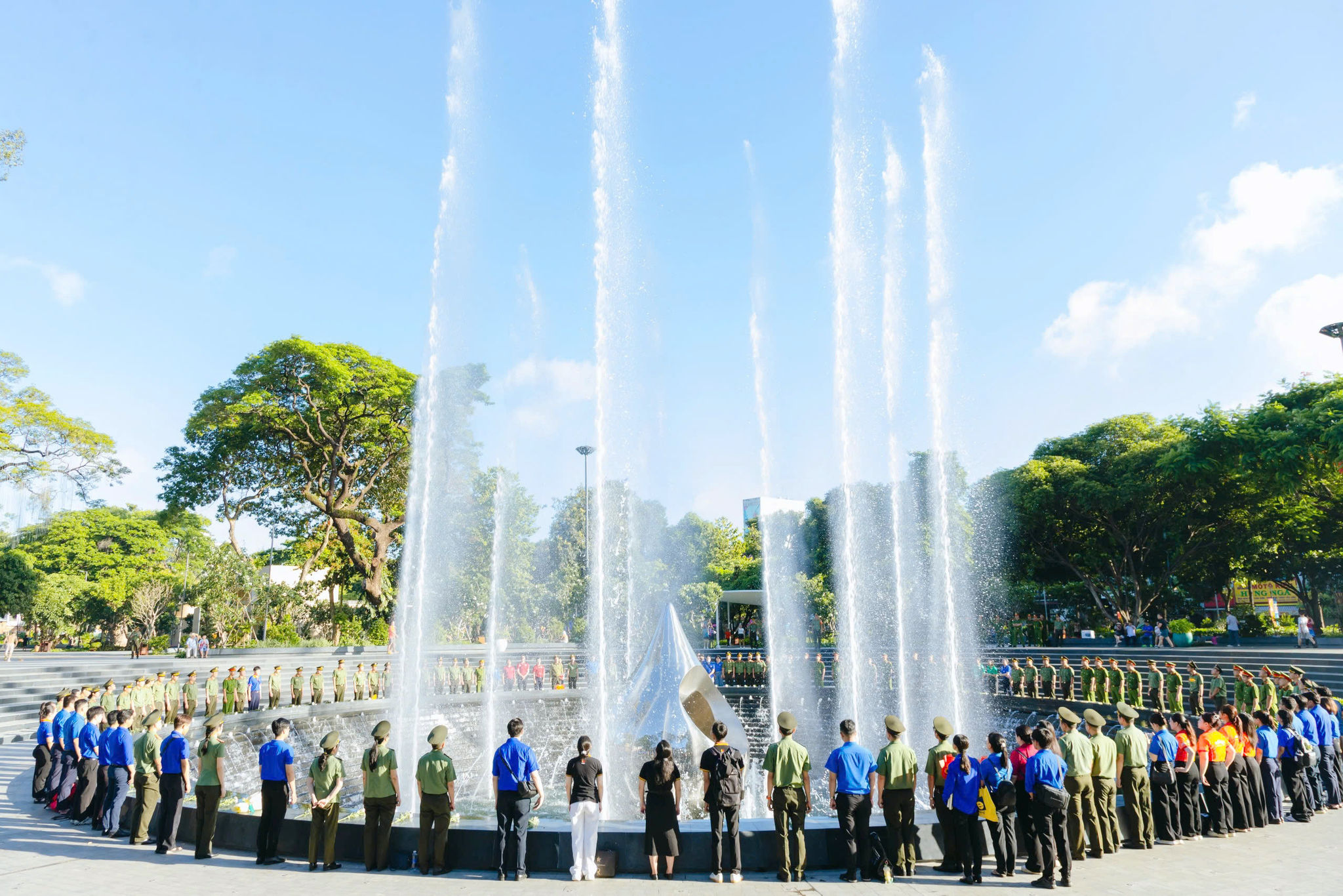 Các đại biểu tại Tượng đài Giọt nước trong công viên tưởng niệm nạn nhân Covid-19