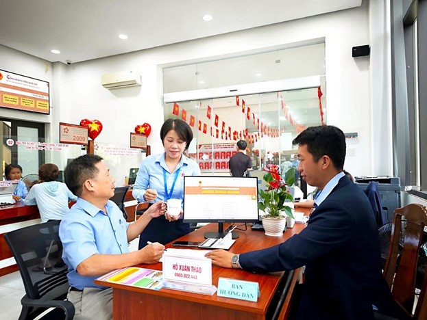 Công chức Trung tâm Phục vụ hành chính công phường Hải Châu hướng dẫn người dân làm thủ tục hành chính