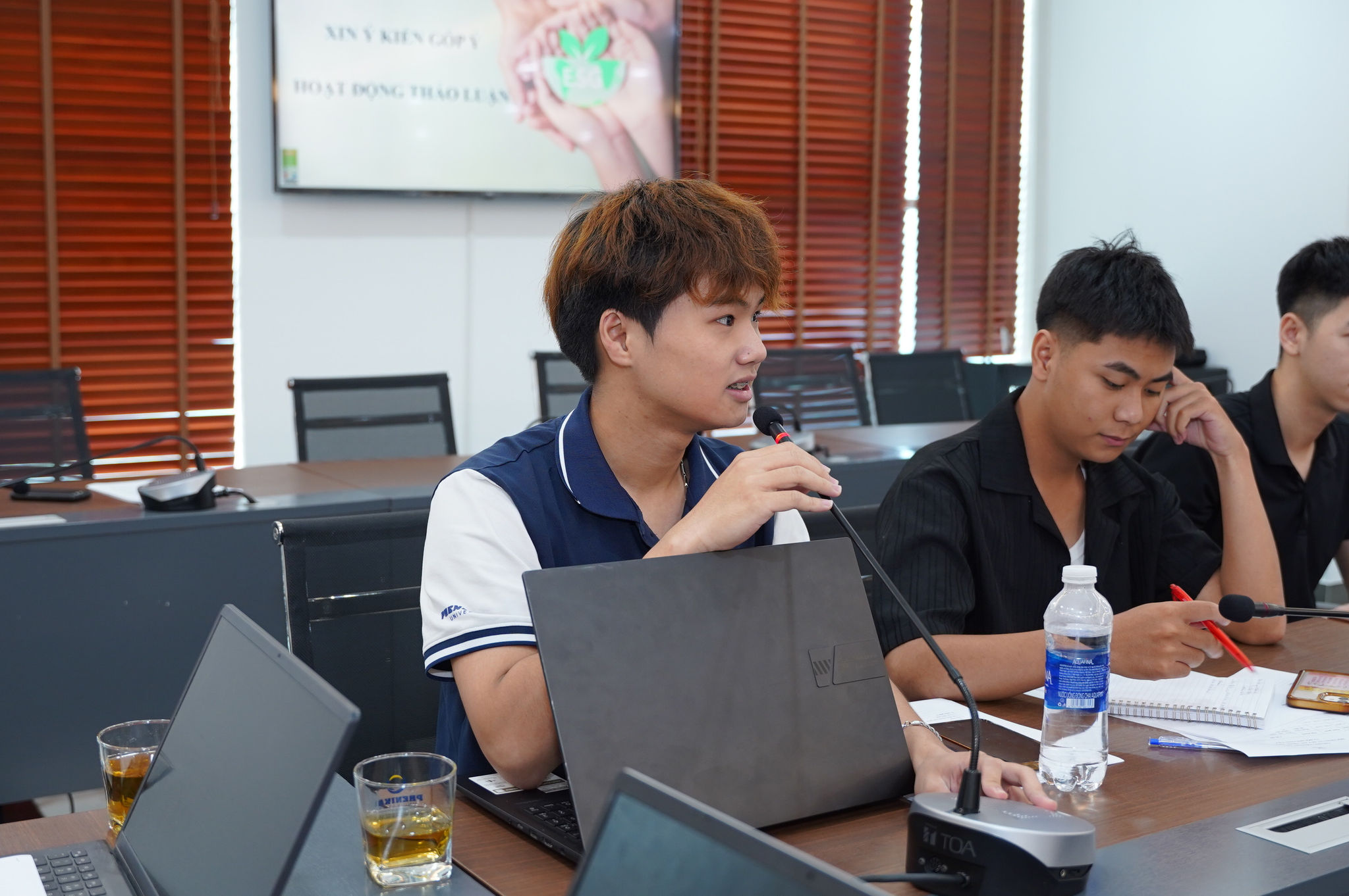 Đại diện CLB IEC trình bày ý kiến đóng góp về Khóa học ESG