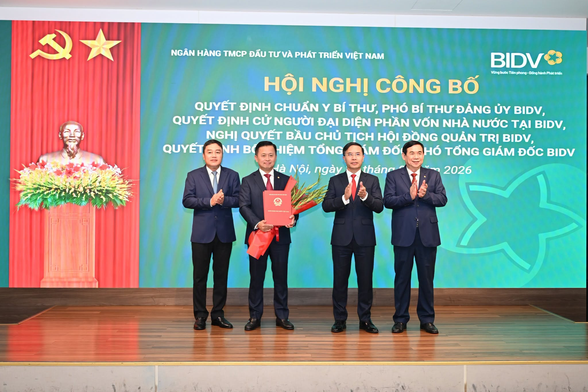 Đồng chí Hoàng Việt Hùng nhận quyết định chuẩn y chức vụ Phó Bí thư Đảng uỷ BIDV nhiệm kỳ 2025 – 2030