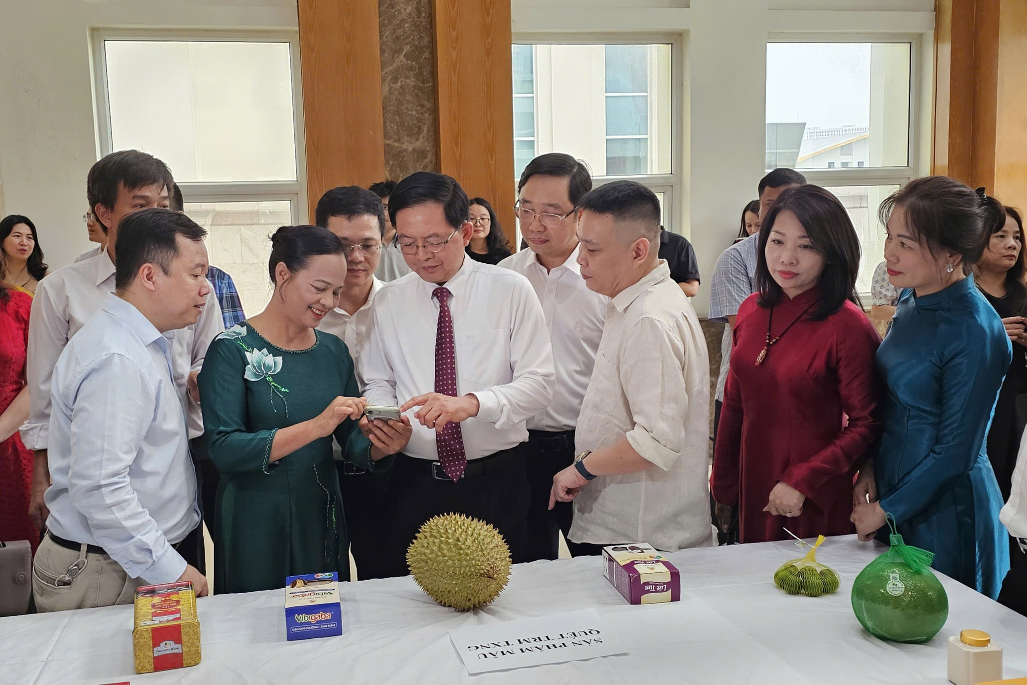 Phó Thủ tướng Hồ Quốc Dũng trải nghiệm truy xuất nguồn gốc nông sản với sản phẩm sầu riêng.