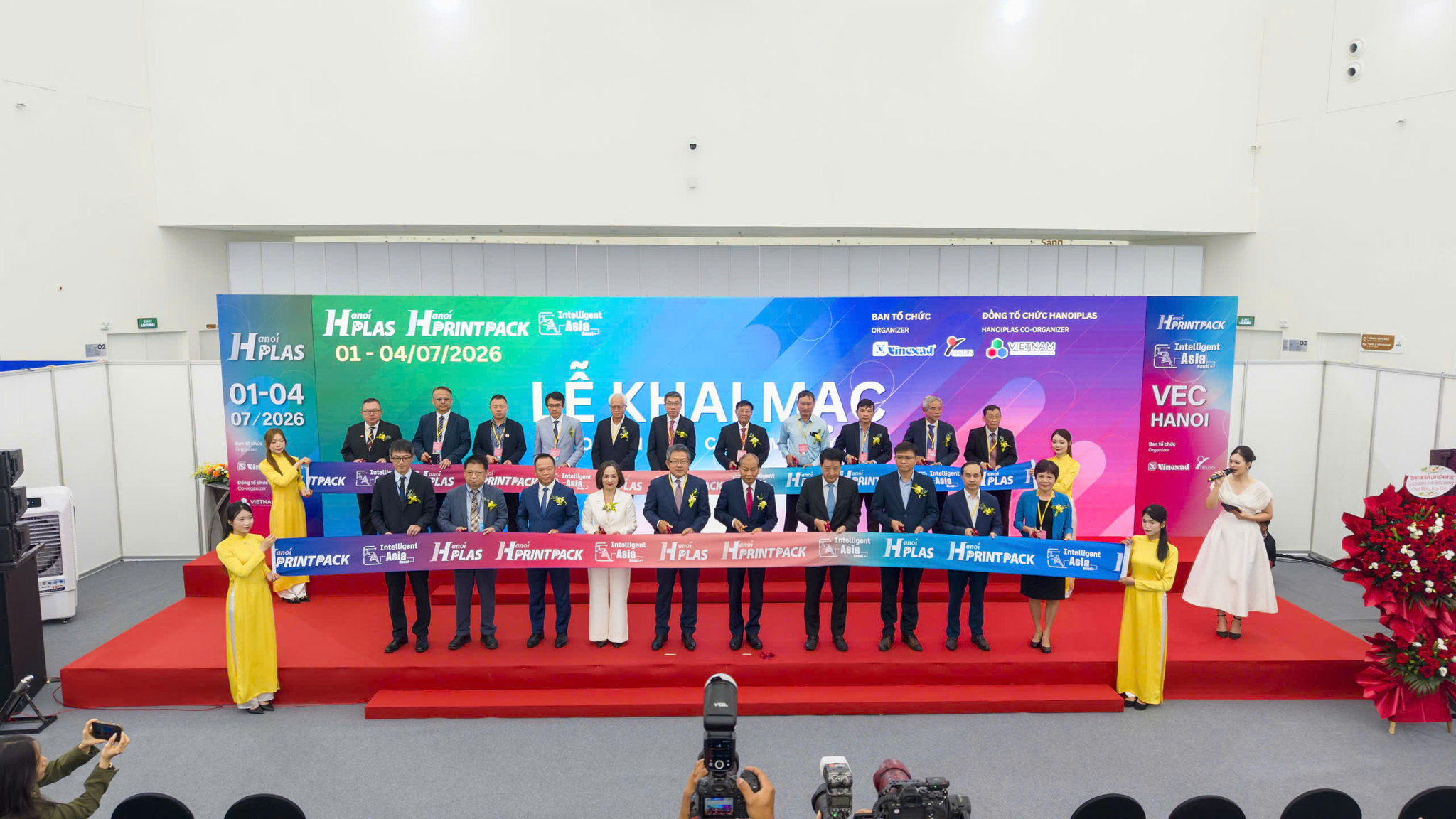 Khai mạc