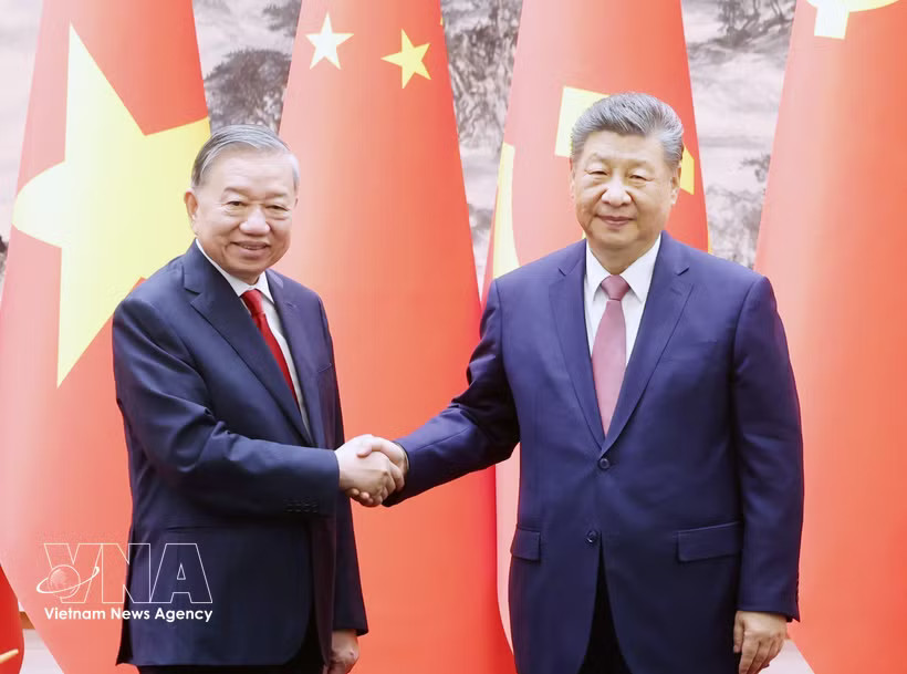 General Secretary of the Communist Party of Vietnam Central Committee and President of Vietnam To Lam (L) and General Secretary of the Communist Party of China Central Committee and President of China Xi Jinping at the signing ceremony of cooperation documents between the two countries during the former’s state visit to China in April 2026. (Photo: VNA)