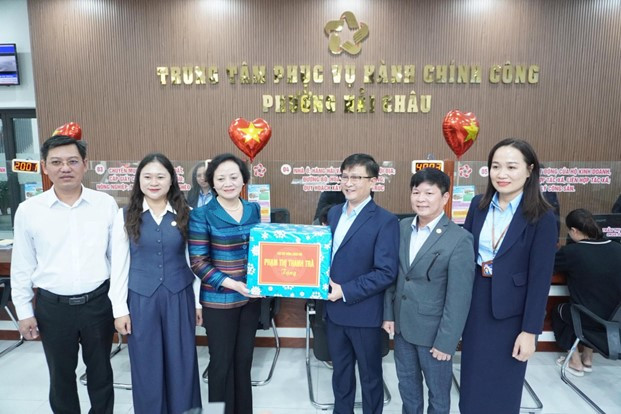 Phó Thủ tướng Phạm Thị Thanh Trà kiểm tra hoạt động của Trung tâm Phục vụ hành chính công phường Hải Châu và tình hình vận hành mô hình chính quyền địa phương 2 cấp trên địa bàn phường.