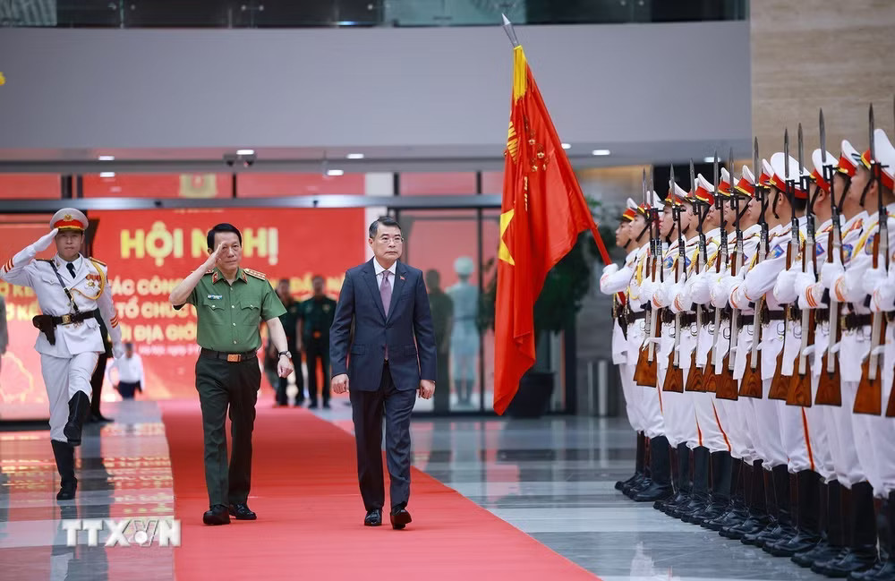 Thủ tướng Lê Minh Hưng đến dự Hội nghị sơ kết công tác Công an 6 tháng đầu năm 2026. (Ảnh: Dương Giang/TTXVN) ttxvn-thu-tuong-du-hoi-nghi-so-ket-cong-tac-cong-an-6-thang-dau-nam-8.jpg