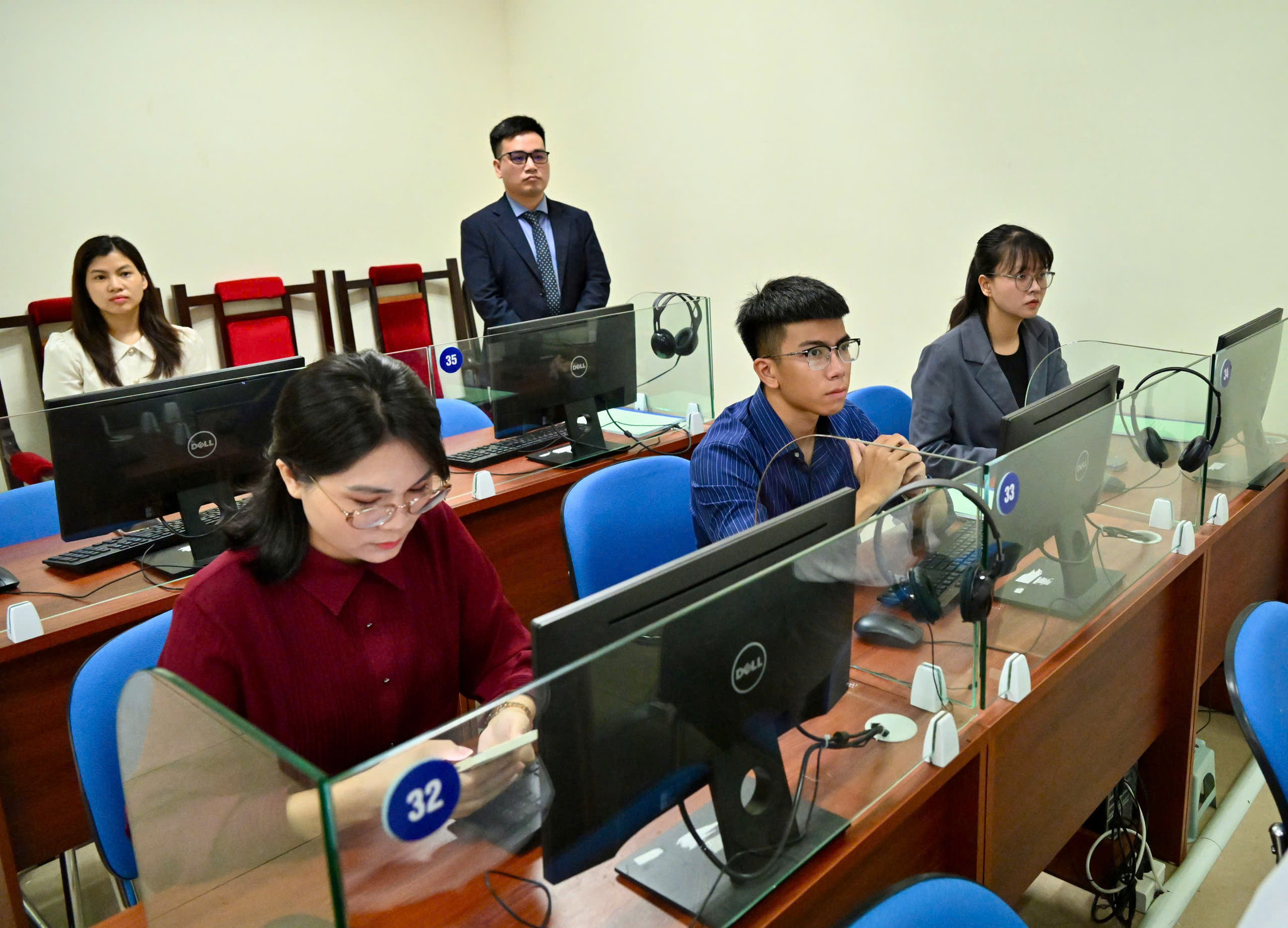 Các cán bộ cong chức, viên chức và người lao động VPQH tham dự lớp họcz7998166345976_acdf73404fd1726fd6f1a0fc73978020