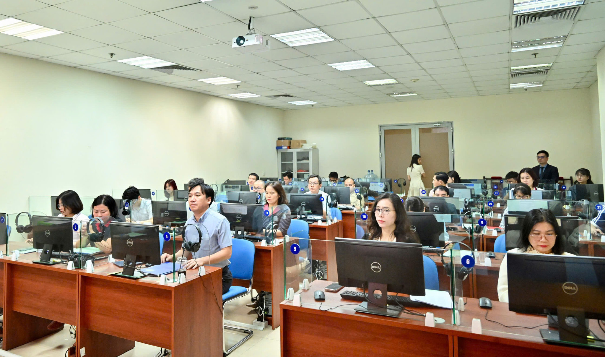 Các cán bộ cong chức, viên chức và người lao động VPQH tham dự lớp họcz7998166363169_a192074875ba2bc240d84ccac01d8064