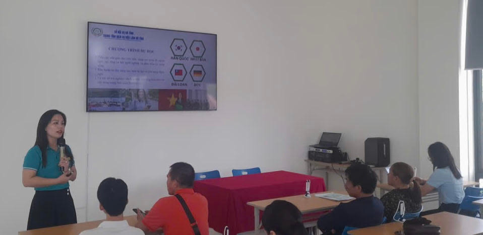 Cán bộ Trung tâm Dịch vụ việc làm tư vấn chính sách liên quan và nhu cầu tuyển dụng của các doanh nghiệp. Ảnh VLHT