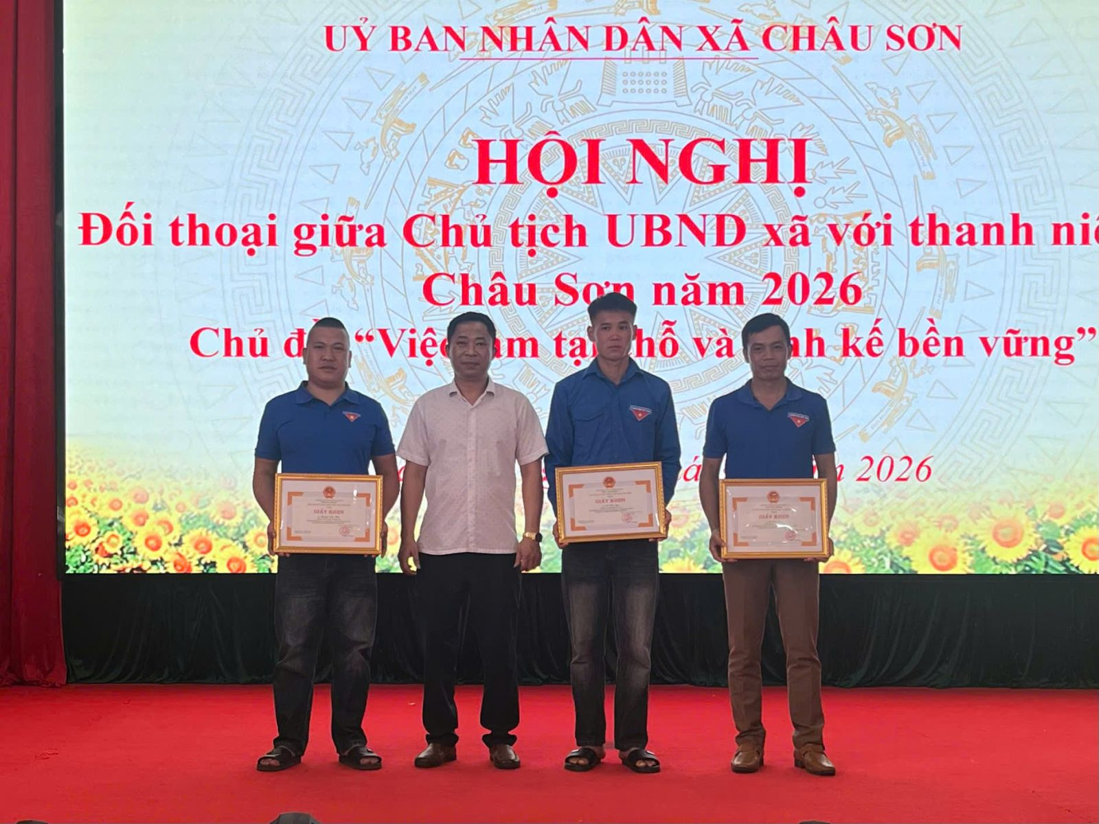 QQ88k Game Bài UBND xã Châu Sơn Nguyễn Công Hưng đã tặng giấy khen cho 04 cá nhân có thành tích xuất sắc. Ảnh CS