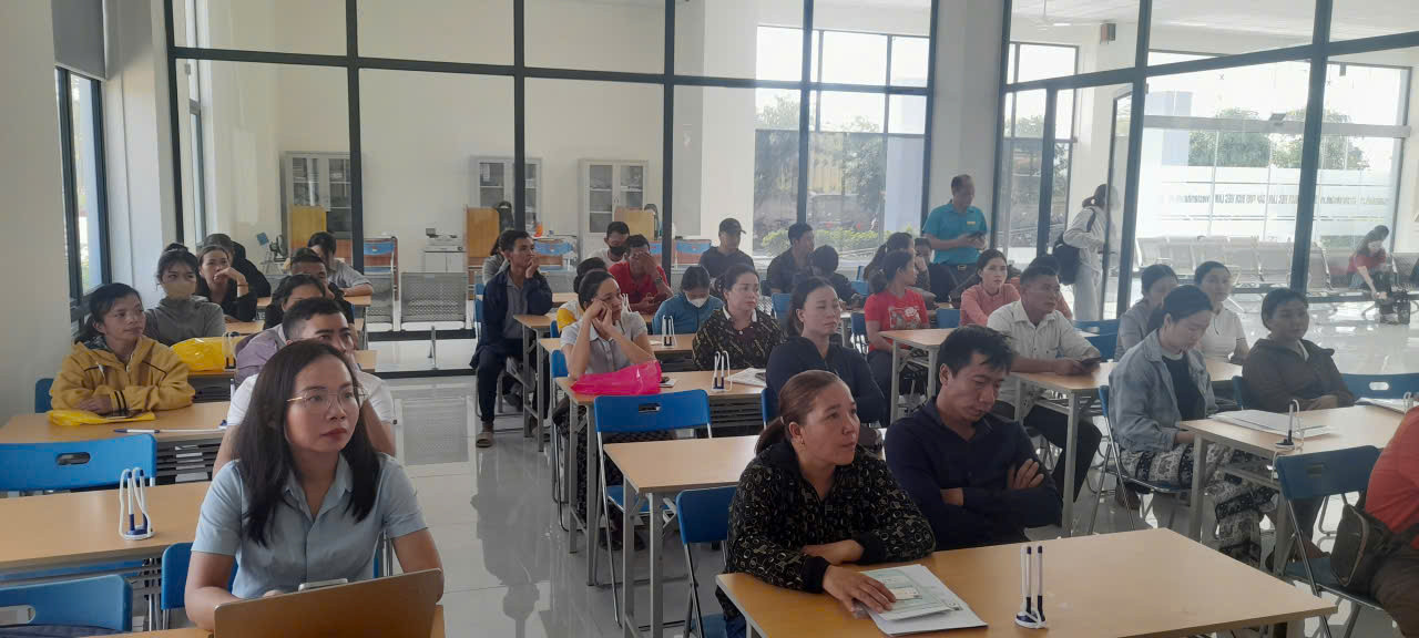 Đại biểu và người lao động tham dự phiên giao dịch việc làm. Ảnh VLHT