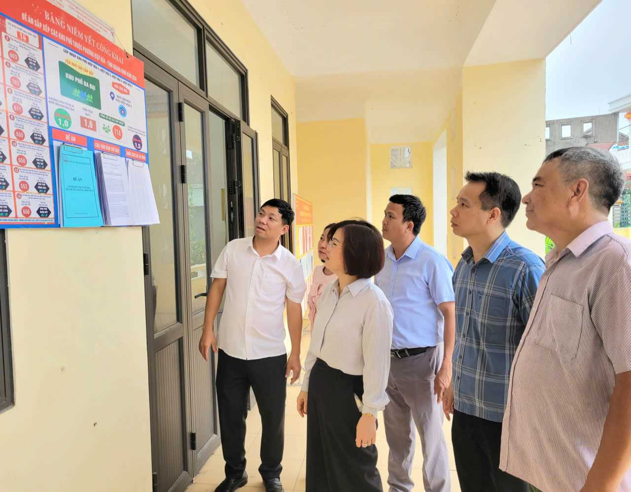 Đề án sắp xếp thôn, bản, khu phố luôn được niêm yết tại các nhà văn hóa, để nhân dân tiện theo dõi và tham gia ý kiến. Ảnh H. Hòa