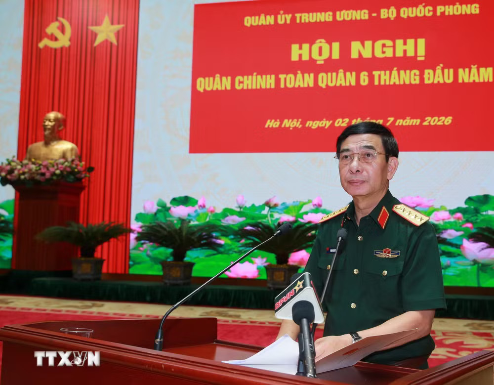 Đại tướng Phan Văn Giang, Ủy viên Bộ Chính trị, Phó Thủ tướng, Phó Bí thư Quân ủy Trung ương, Bộ trưởng Bộ Quốc phòng phát biểu. (Ảnh: Trọng Đức/TTXVN) ttxvn-thu-tuong-du-hoi-nghi-quan-chinh-toan-quan-6-thang-dau-nam-2026-8862109.jpg