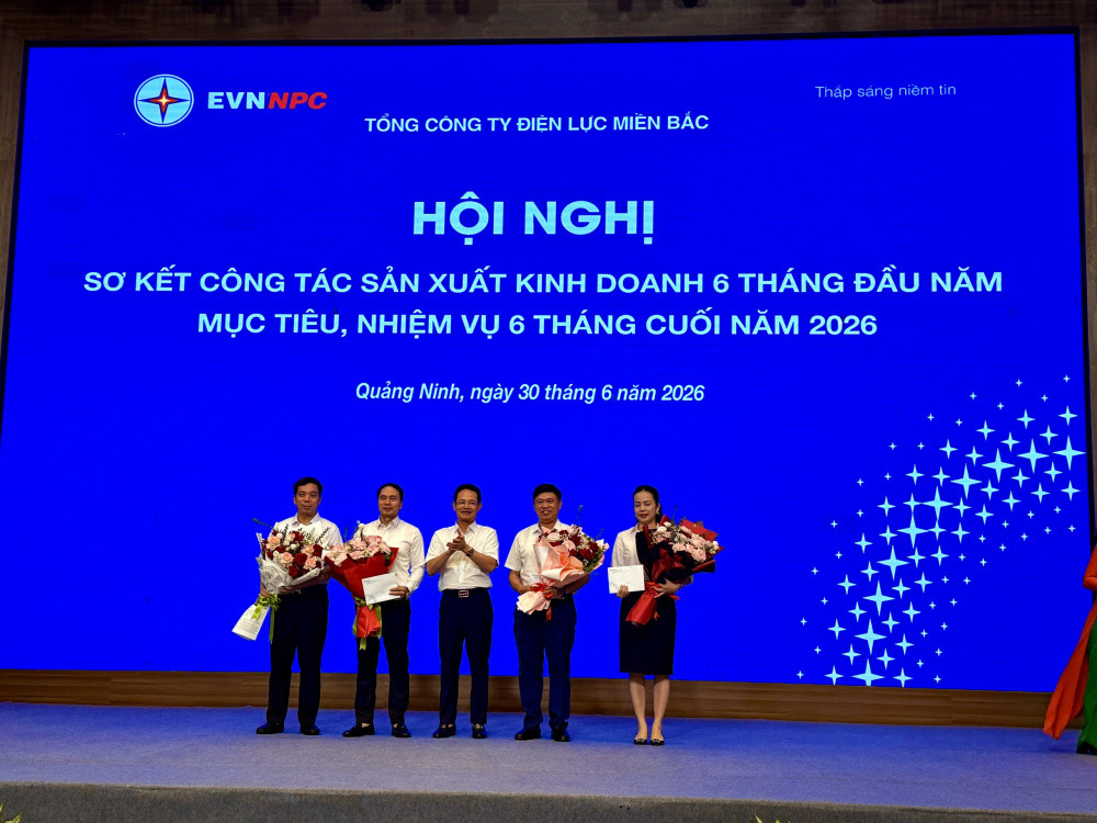 Lãnh đạo EVNNPC trao khen thưởng cho các tập thể Ban chuyên môn Tổng công ty có thành tích xuất sắc trong thực hiện các chỉ tiêu kế hoạch quý II/2026, ghi nhận những nỗ lực, tinh thần trách nhiệm và đóng góp tích cực vào kết quả chung của Tổng công ty. Ảnh NPC