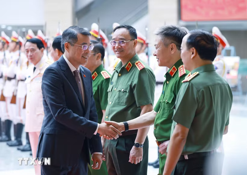 Thủ tướng Lê Minh Hưng với các lãnh đạo Bộ Công an dự Hội nghị sơ kết công tác công an 6 tháng đầu năm 2026. (Ảnh: Dương Giang/TTXVN)