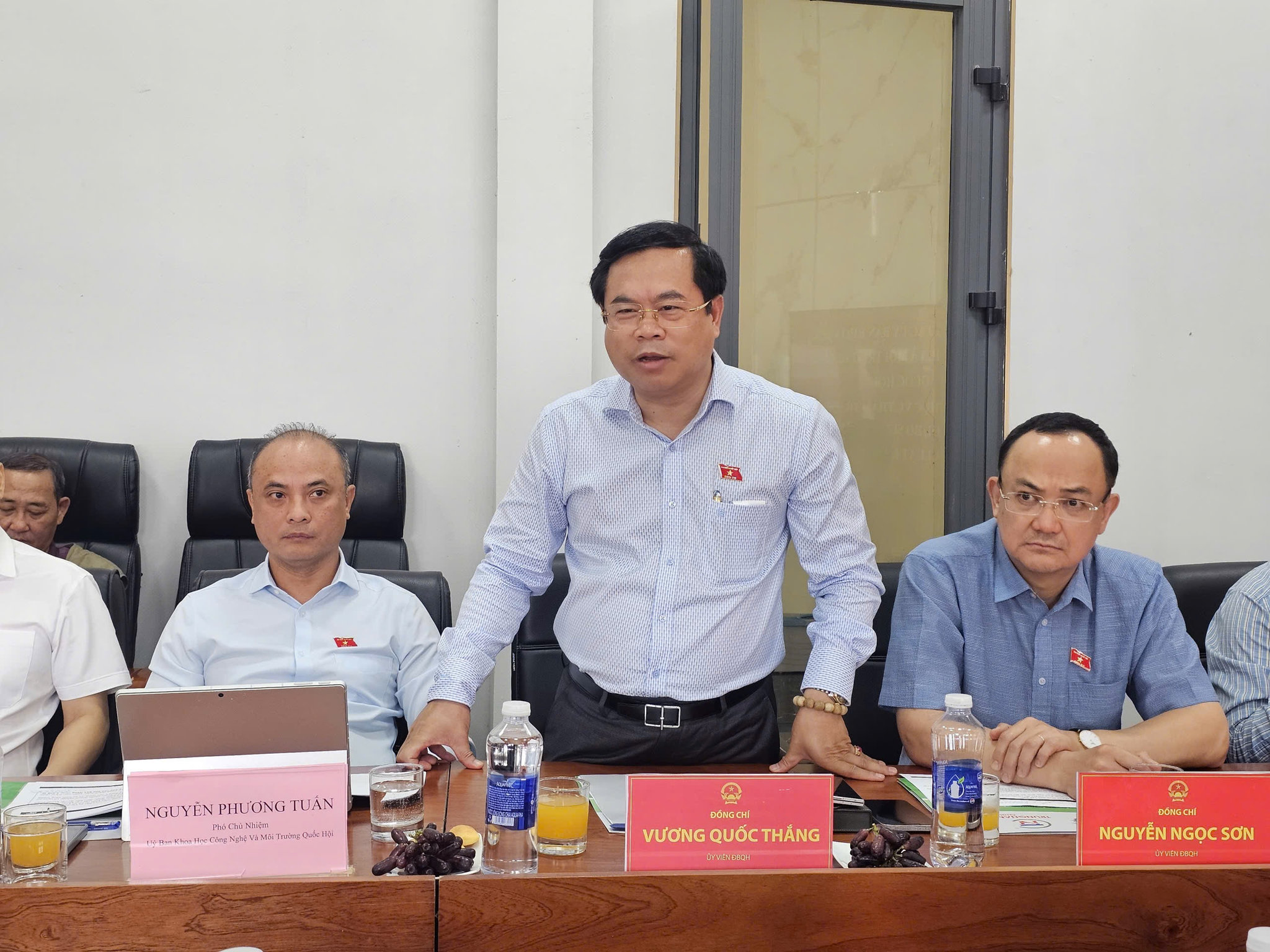 Đại biểu Quốc hội hoạt động chuyên trách tại Ủy ban Khoa học, Công nghệ và Môi trường Vương Quốc Thắng phát biểu