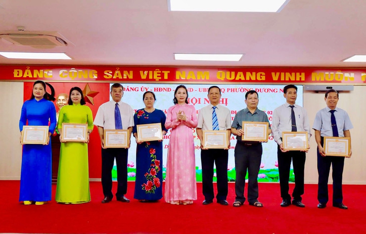 Lãnh đạo phường Dương Nội trao khen cho các tập thể đạt thành tích xuất sắc sau 1 năm vận hành mô hình chính quyền địa phương 2 cấp trên địa bàn phường. Ảnh D. Nội
