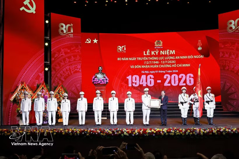 National Assembly Chairman Tran Thanh Man presents the Ho Chi Minh Order to the external security force at the ceremony in Hanoi on July 1, in recognition of its outstanding contributions to the revolutionary cause of the Party and the nation. (Photo: VNA)
