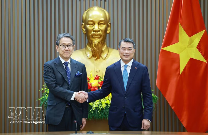 Prime Minister Le Minh Hung (R) receives Maeda Tadashi, Governor of the Japan Bank for International Cooperation (JBIC) in Hanoi on July 2 (Photo: VNA)