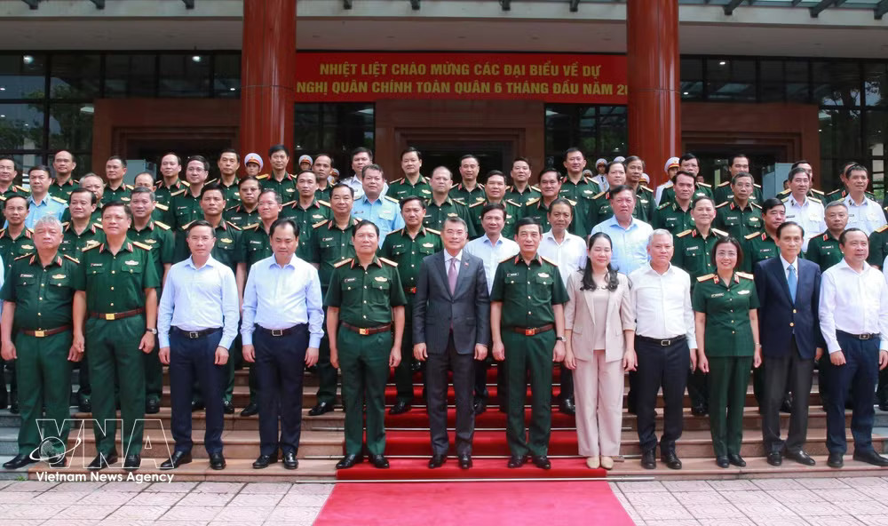Prime Minister Le Minh Hung poses for a photo with delegates at the national political-military conference. (Photo: VNA) vnanet-leminhhung2.jpg