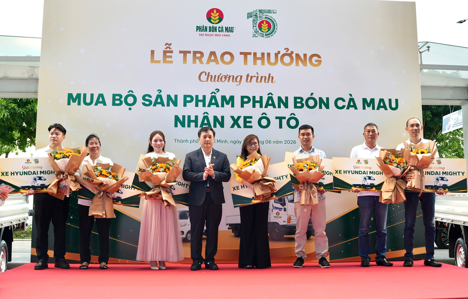 ong-nguyen-thanh-tung-tgd-pvcfc-trao-giai-xe-tai-hyundai-3-5.jpg