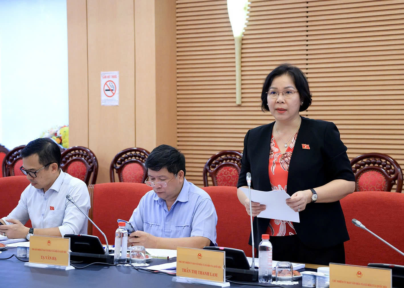 Phó Chủ nhiệm Ủy ban Văn hóa và Xã hội Trần Thị Thanh Lam trình bày tóm tắt ý kiến thẩm tra dự án Pháp lệnh sửa đổi, bổ sung một số điều của Pháp lệnh ưu đã người có công với cách mạng