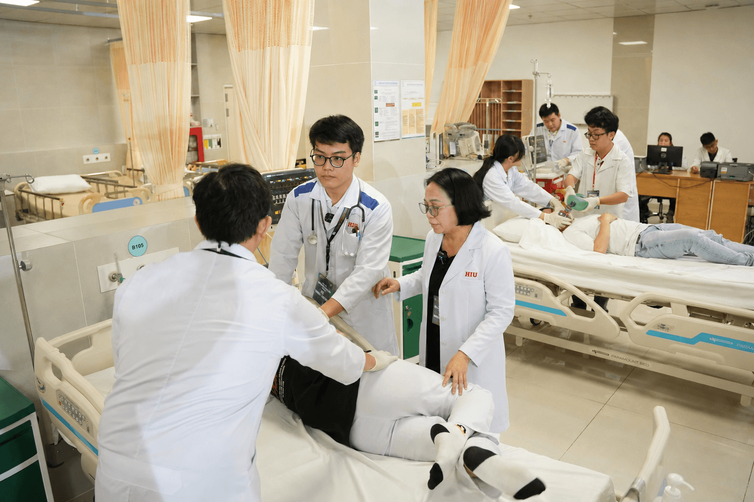 Sinh viên Y khoa HIU trong giờ thực hành lâm sàng dưới sự hướng dẫn của giảng viên. 