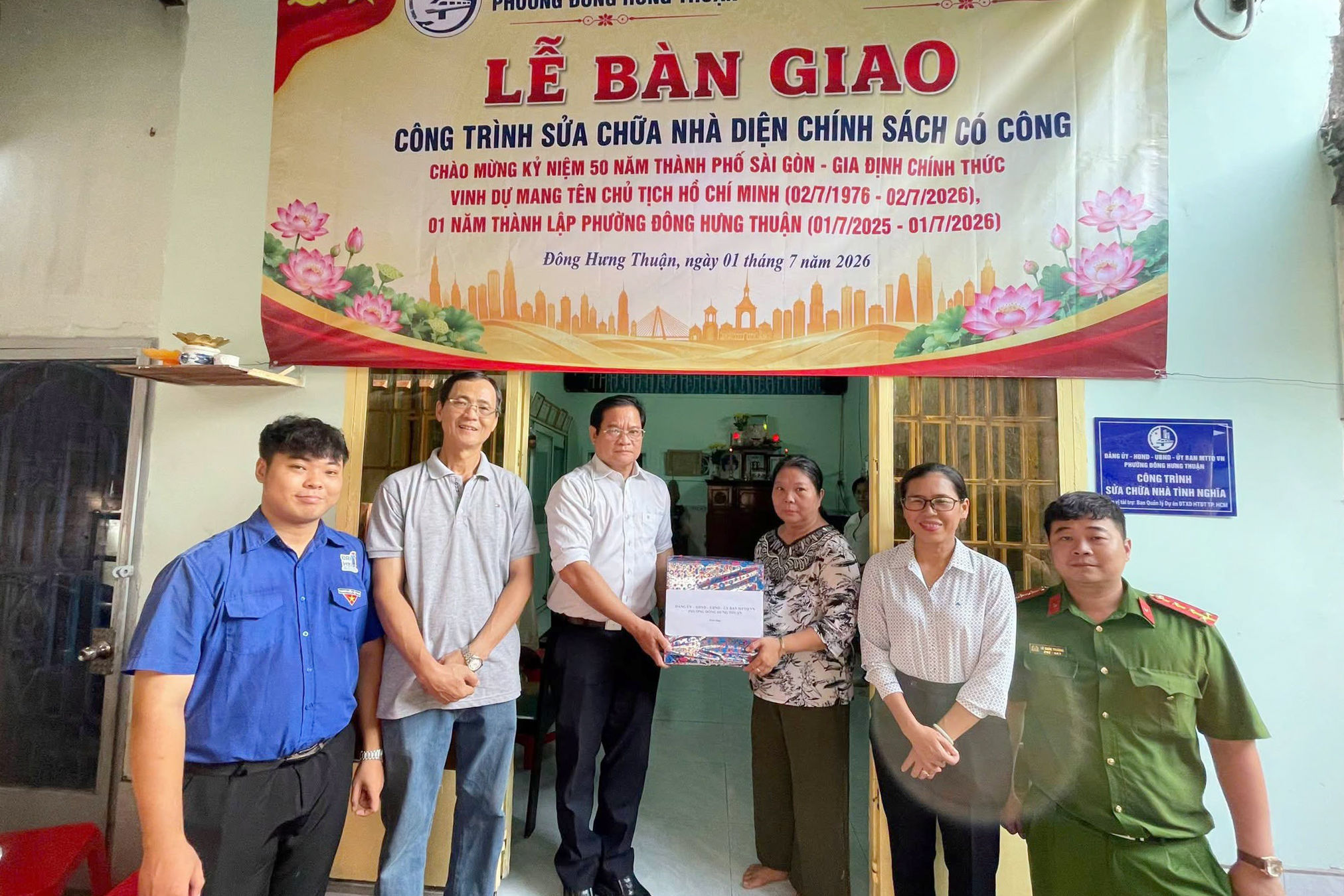 TP. Hồ Chí Minh Bàn giao nhà tình nghĩa cho gia đình chính sách tại phường Đông Hưng Thuận 1