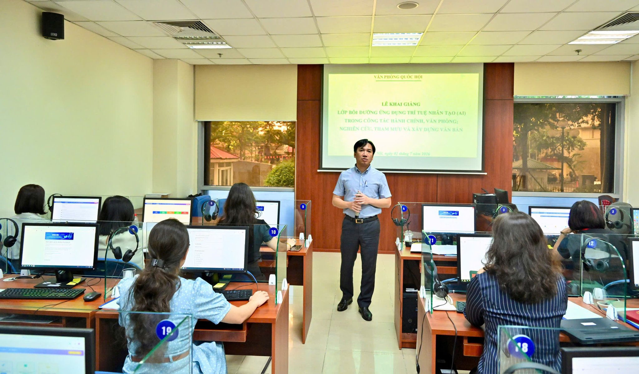 Vụ trưởng Vụ Tổ chức Cán bộ VPQH Trịnh Ngọc Đức phát biểu khai giảng lớp học 2