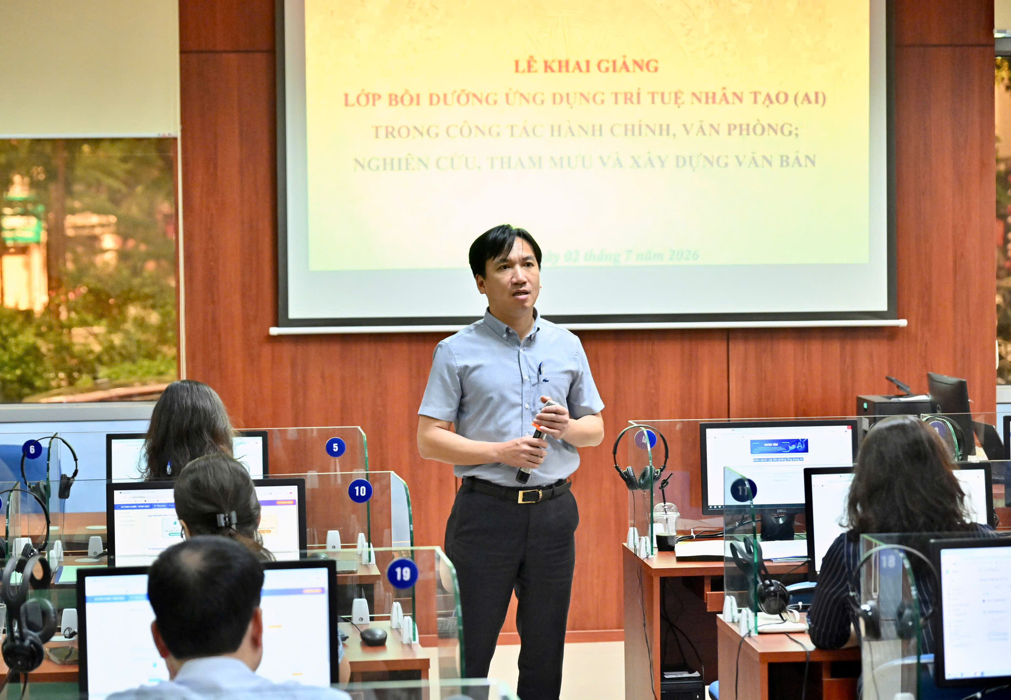 Vụ trưởng Vụ Tổ chức Cán bộ VPQH Trịnh Ngọc Đức phát biểu khai giảng lớp họcz7998166379970_052a81546060b09934e5d5f6463b1c19