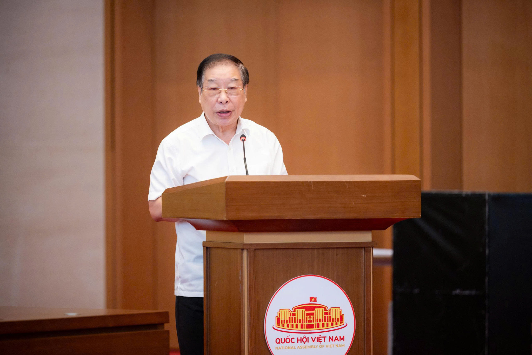 Nguyên Phó Chủ nhiệm Ủy ban Pháp luật, PGS.TS Lê Minh Thông trình bày tham luận