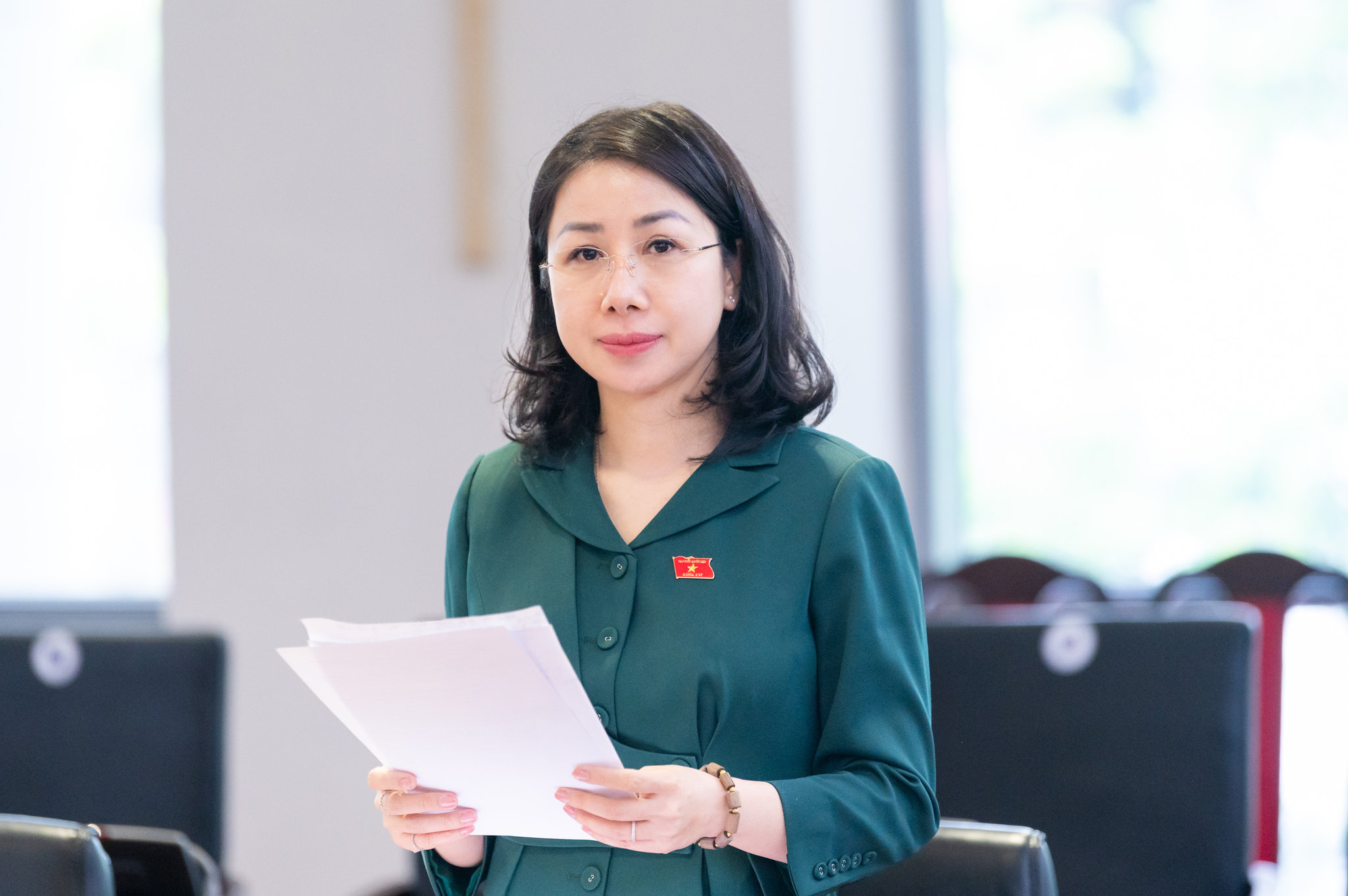 ĐBQH hoạt động chuyên trách tại Ủy ban Văn hóa và Xã hội Phan Thị Thùy Linh trình bày tóm tắt về việc triển khai thực hiện chủ trương từng bước đưa tiếng Anh thành ngôn ngữ thứ hai trong trường học