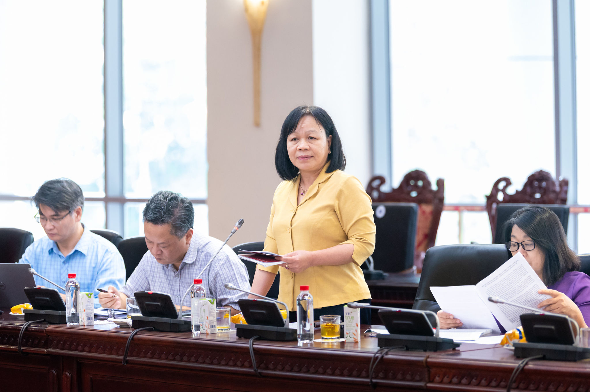 Nguyên Phó Chủ nhiệm Ủy ban Văn hóa và Xã hội Nguyễn Thị Mai Hoa phát biểu