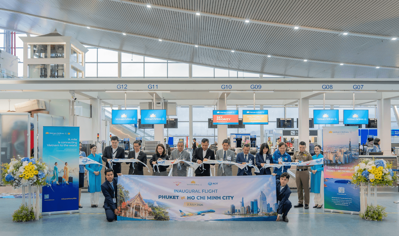 Ảnh 1. Đại diện Vietnam Airlines cùng đại diện Cơ quan Du lịch Thái Lan và các đơn vị liên quan thực hiện nghi thức cắt băng, chính thức khai trương đường bay thẳng TP.HCM – Phuket.