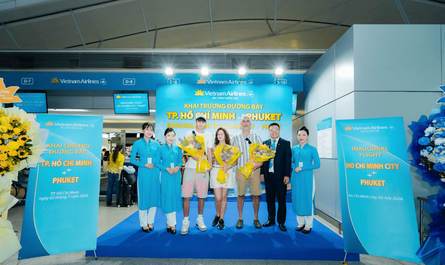 Ảnh 3_ Vietnam Airlines tặng hoa cho những hành khách nước ngoài đầu tiên trên chuyến bay khai trương TP.HCM – Phuket tại khu vực làm thủ tục ở sân bay Tân Sơn Nhất.
