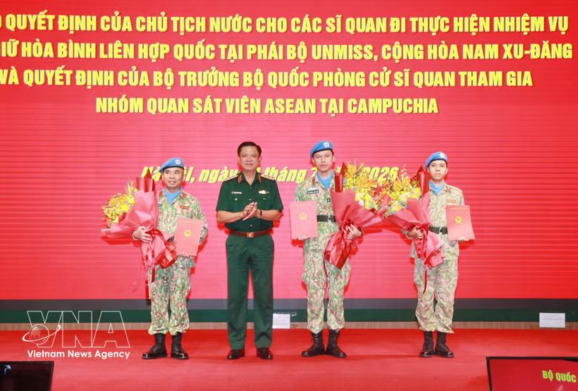 Senior Lieutenant General Nguyen Truong Thang, Deputy Minister of National Defence (second, left), presents the decisions to three officers departing for peacekeeping duties at the UN Mission in South Sudan (UNMISS) (Photo: VNA)