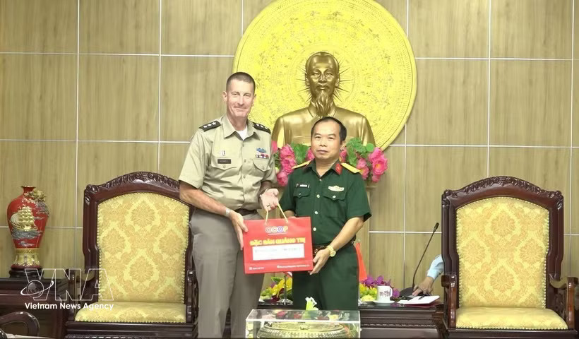 The two sides exchange gifts at the meeting in Quang Tri province on July 3. (Photo: VNA)
