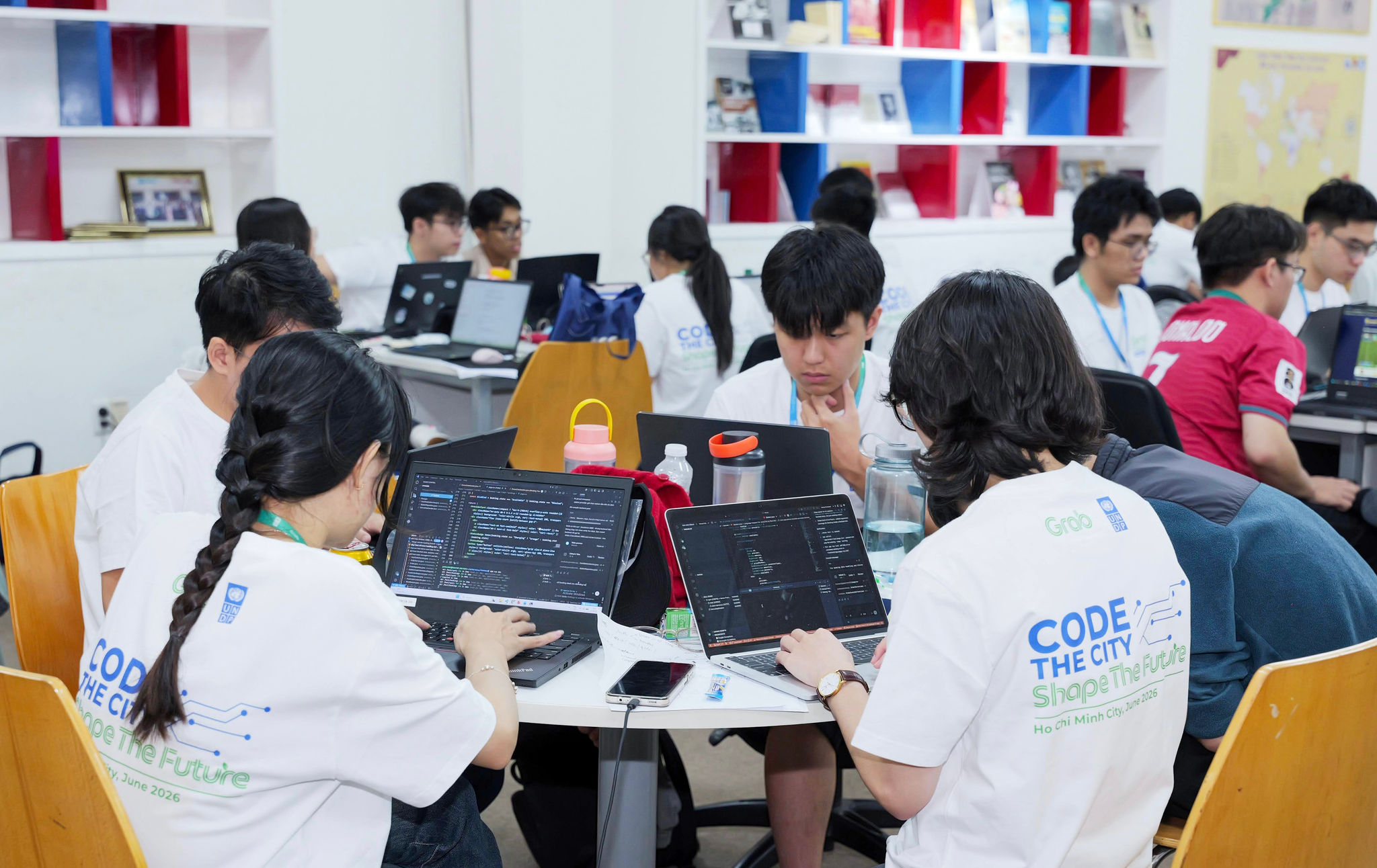 Các đội thi tập trung hoàn thiện mô hình thử nghiệm dưới sự dẫn dắt của đội ngũ cố vấn và chuyên gia