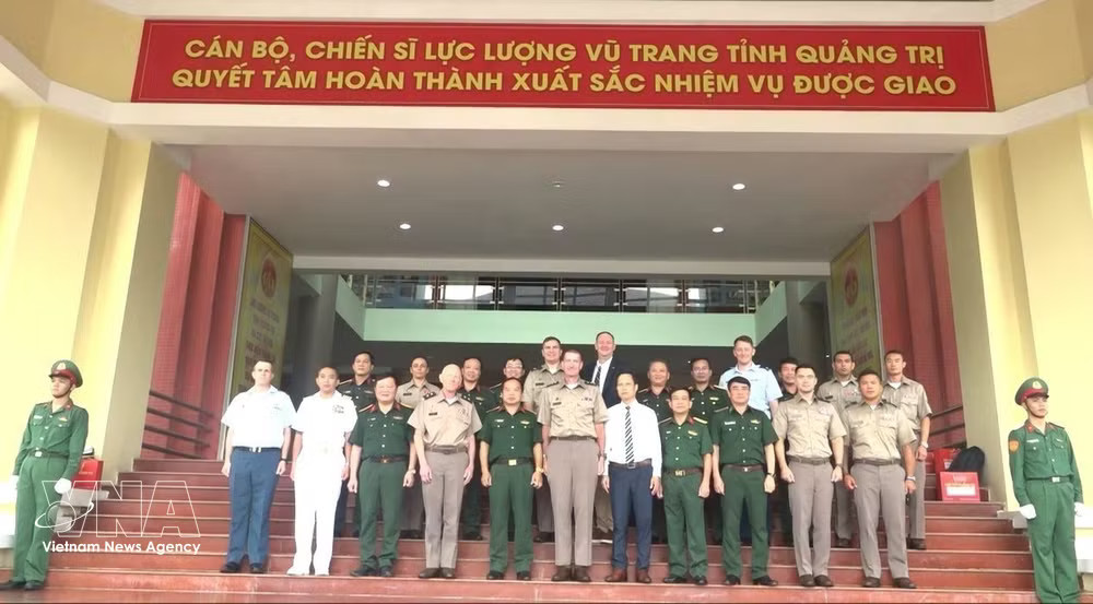 Leaders of the Quang Tri provincial Military Command, local officials and th US Army Pacific delegation pose for a group photo on July 3. (Photo: VNA) vnanet-quang-tri-officials-and-us-army-pacific-delegation.jpg