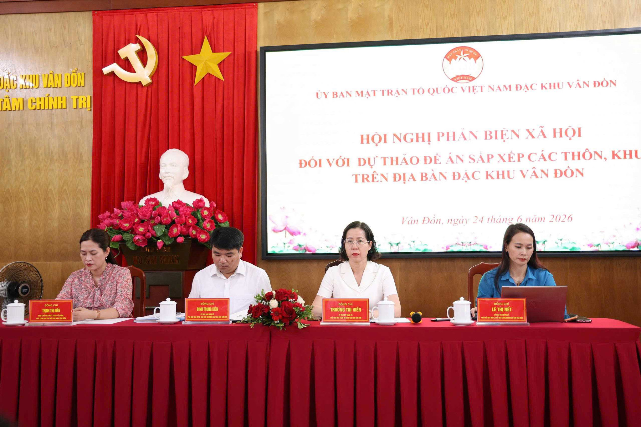 Đặc khu Vân Đồn tổ chức Hội nghị phản biện xã hội về dự thảo Đề án sắp xếp các thôn, khu phố trên địa bàn. Ảnh V. Đồn