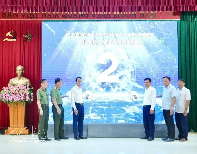 Delegates launch the AI-powered kiosk system for public administrative services in Dong Tien commune, Thanh Hoa province. (Photo: VNA)