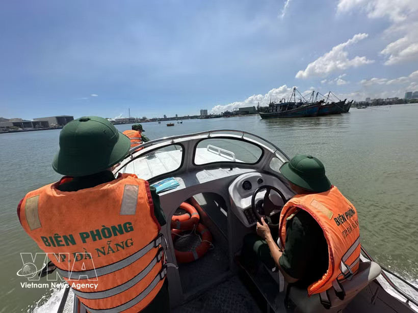 Officers and soldiers of the Son Tra Border Guard Station under the Da Nang Border Guard Command, conduct a patrol at the Da Nang estuary. (Photo: VNA)