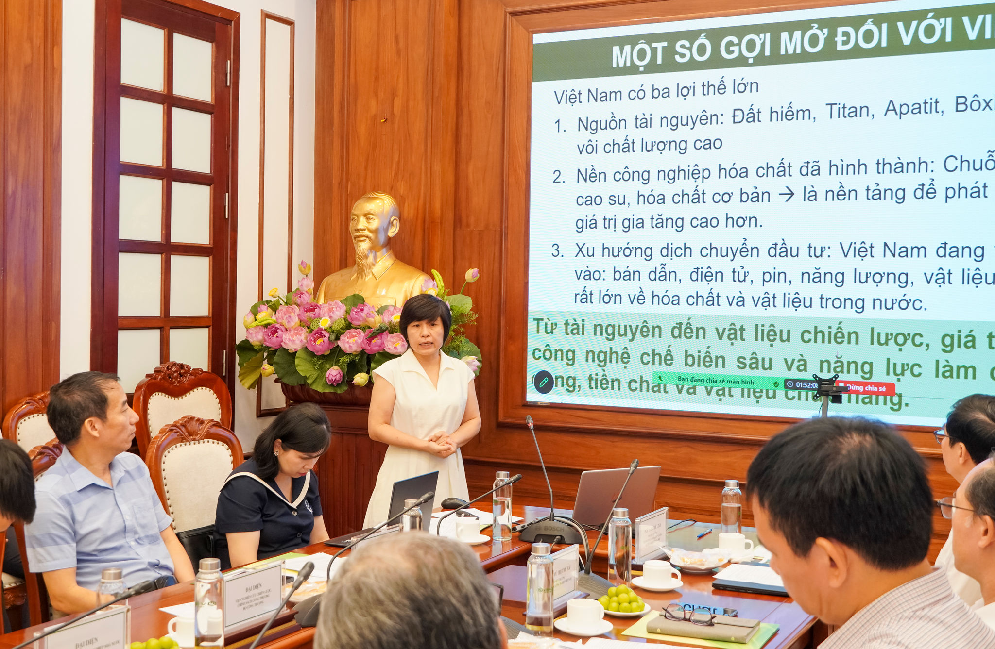 GS TS Vũ Thị Thu Hà, Giám đốc Phòng thí nghiệm Trọng điểm Công nghệ lọc hóa dầu, Phó Viện trưởng Viện Hóa học Công nghiệp Việt Nam tham luận Phát triển công nghi…