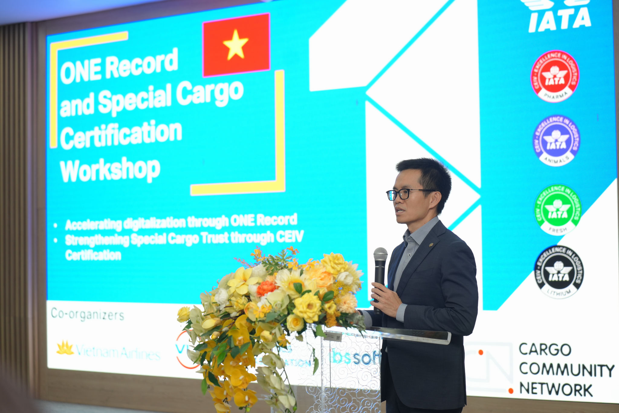 Ảnh 2_ Ông Nguyễn Quang Trung, Phó Tổng giám đốc Vietnam Airlines cho biết Vietnam Airlines mong muốn tiếp tục đồng hành cùng IATA và các đối tác trong việc thúc đẩy chuyển đổi số thông qua ONE Record