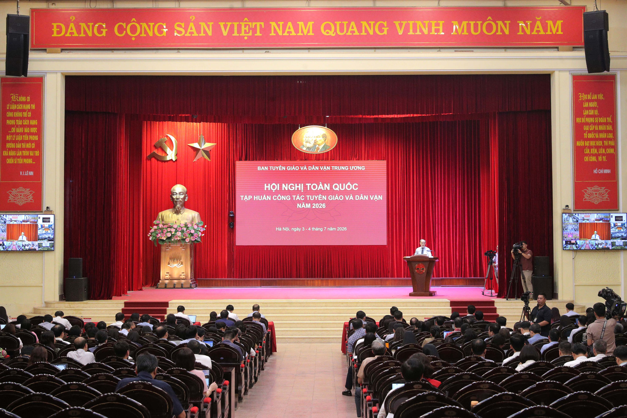 Toàn cảnh