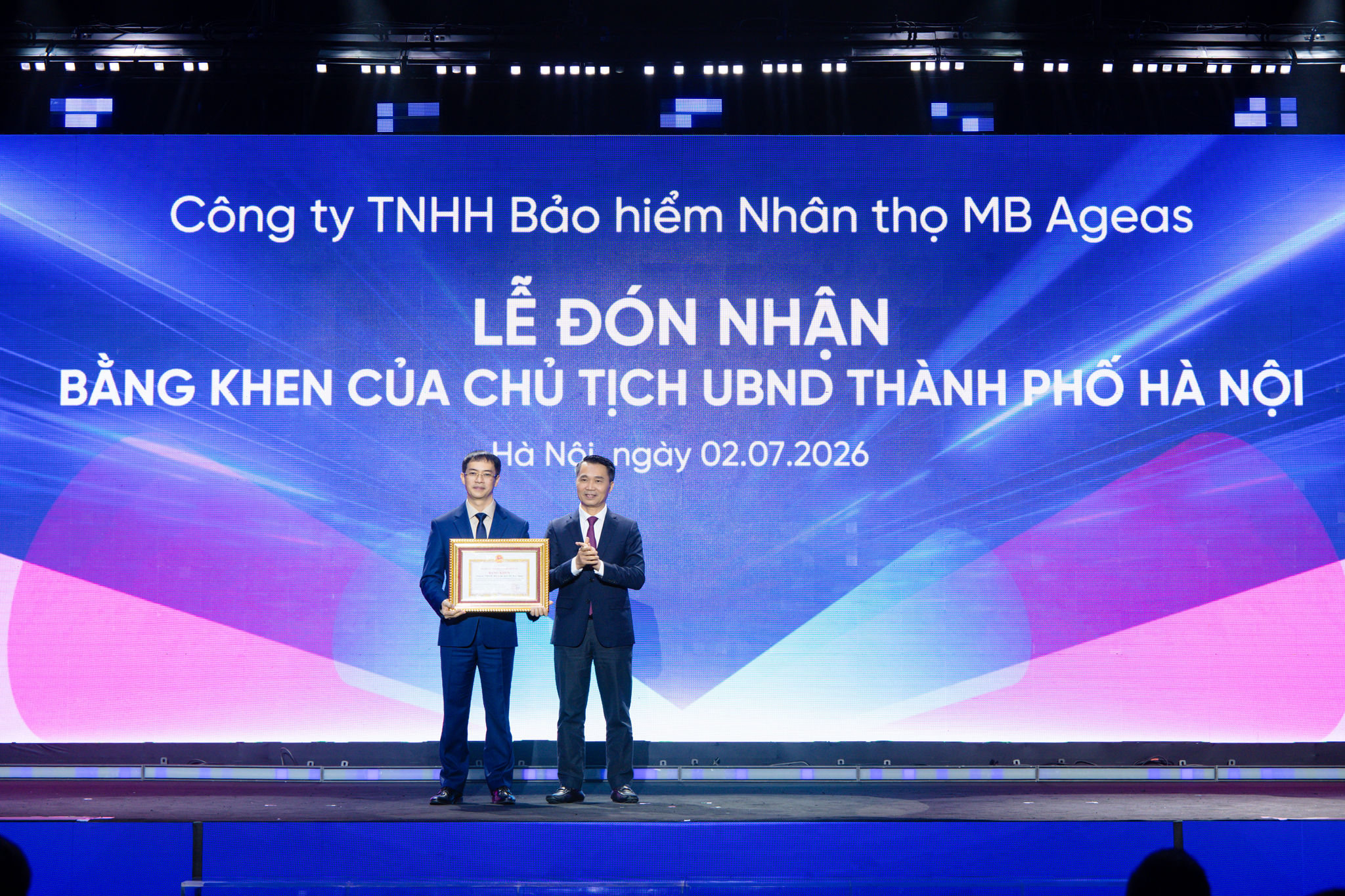 Ủy viên Thường vụ Hội đồng Thi đua khen thưởng Thành phố - Trưởng ban thi đua khen thưởng TP. Hà Nội Nguyễn Công Bằng tặng Bằng khen của Chủ tịch UBND TP. Hà Nội cho Ban lãnh đạo MB Life